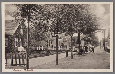 WAT002001084 De Middentil in de Dorpsstraat, gezien naar het westen, omstreeks 1935.Nadat vanaf 1912 een groot gedeelte ...
