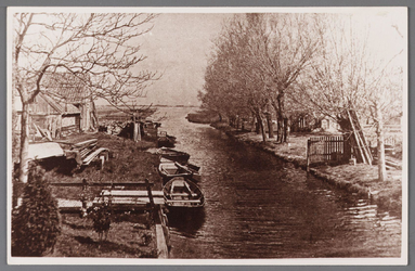 WAT002001085 Bij de MiddentilLinks de Scheeps- en molenwerf van Aris (1880) en Cornelis Rem (1875), deze maakte Pramen ...