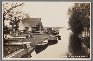 WAT002001087 Bij de Middentil.Links de Scheeps- en molenwerf van Aris (1880) en Cornelis Rem (1875), deze maakte pramen ...