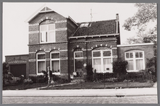 WAT002001259 Rechts de dokterswoning waarin dokter Willem de Booij (1858) zijn praktijk uitoefende.Na hem dokter ...