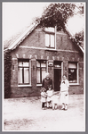 WAT002001252 Kruidenierswinkel van Evert Woud (1882)Links mevrouw Woud (meisjesnaam Aafje Andrea (1882)Rechts mevrouw ...