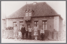 WAT002001292 Familie Rozemeijer, Dorpsstraat (oud) nummer 188 (later huis van Jan Daas).Vader Albert Rozemeijer (1882), ...