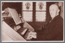 WAT002001354 Pieter Michlenbrink, geboren op 22 juli 1879 te Wormer. Hij was bode, doodgraver, koster, organist, ...