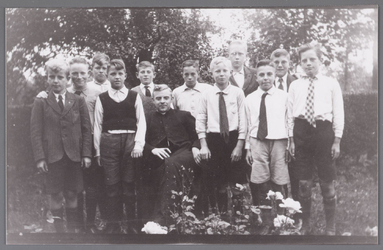 WAT002001359 Kapelaan zien met jongens van de Katholieke kerk in Wormer.Rechts achteraan Gerrit Heijne (14-10-1923), ...