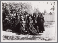 WAT002001368 Dit zijn Zusters van Het Heilig Hart van Jezus, ook wel Zusters van Moerdijk genoemd naar de ...