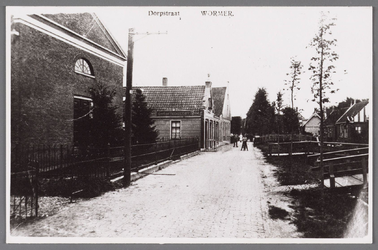 WAT002001439 Foto v.l.n.r. Doopsgezinde Vermaning kerk uit 1850, Dorpsstraat 371, daarnaast café ''De Tijdgeest'' van ...