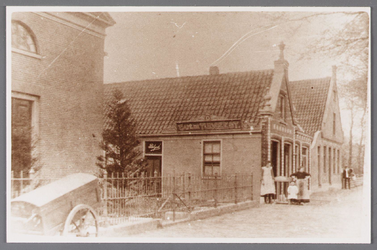 WAT002001443 Foto v.l.n.r. Doopsgezinde Vermaning, kerk uit 1850, Dorpsstraat 371, daarnaast café ''De Tijdgeest'' van ...