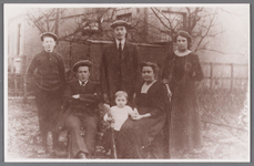 WAT002001456 Het gezin van bakker Woud omstreeks 1914.Zittend: bakker Willem Woud (1885) en zijn echtgenote Eefje Buurs ...