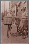 WAT002001463 Links; Hillegonda (Gonda) Woud (1915) en rechts Trijntje (Katrien) Woud (1916) voor de bakkerij van hun ...