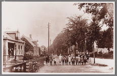 WAT002001475 Links de sigarenwinkel van Cornelis ( Creel) Best geboren in 1890.V.l.n.r. Jaap Conijn, Afie Brantjes, Jan ...
