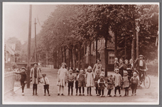 WAT002001476 Links de sigarenwinkel van Cornelis ( Creel) Best geboren in 1890.V.l.n.r. Jaap Conijn, Afie Brantjes, Jan ...