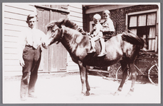 WAT002001499 Jan Vink WZn (1894) en op het paard Jan Vink Jzn (1930) en Willem Vink Janszn. (1928) voor boerderij aan ...