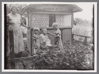 WAT002001586 Mevrouw Zijp (meisjesnaam Geertje Pancras (1897) met haar kinderen voor het huisje 'kinderlust' gebouwd ...