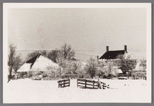 WAT002001601 Gezicht op Wormer in de sneeuw met het gemeentehuis met boerderij van de familie Koomen vanuit de Engewormer.