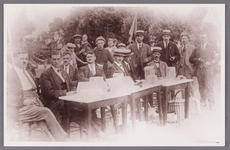 WAT002001616 Bestuur van de volksfeesten aanwezig op het kermisterrein.H.J. Loggers, J, Zwart, N. Hooijschuur,E. Woud, ...