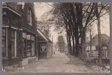 WAT002001637 De Dorpsstraat circa 1915, even ten oosten van het raadhuis. Links de galanteriewinkel van Cornelis (Kees) ...