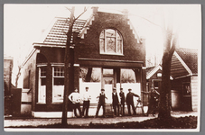 WAT002001638 Even ten oosten van het raadhuis. De de galanteriewinkel van Cornelis (Kees) Nanning (lantaarnopsteker en ...
