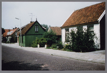 WAT002001645 Witte huis van Piet Molenaar en Antje Schouten. Groene huis van schoenmaker Christiaan (Chris) Best ...
