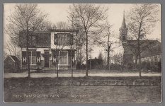 WAT002001659 Foto links; Hervormde pastorie uit 1912 met wegsloot (Dorpsstraat 415) in het midden; de ...
