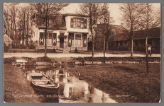 WAT002001660 Foto links; Hervormde pastorie uit 1912 met wegsloot (Dorpsstraat 415) in het midden; de ...