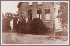 WAT002001739 Bakkerij en Winkel van Pieter (Piet) Bus (geboren in 1868)Foto v.l.n.r. Marie Edam (geboren in 1902, ...
