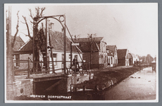 WAT002001783 Foto v.l.n.r. brug Oostertil, kruidenierswinkel van Antonius (Toon) Koelemeijer, geboren in 1874, ...