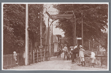 WAT002001784 De Oostertil met man voorovergebogen is Ariaan ( Arie) Koomen Czn. geboren in 1909.