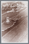WAT002001836 Koren en pelmolen de Koker, met rechtsachter de etalage van smederij de Vries.Koren en pelmolen De Koker ...