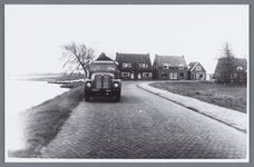 WAT002001940 Auto van Floris, zand en grindbedrijf. Links de Zuider gangsloot richting Enge Wormer.Huizen op de ...