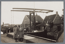 WAT002001997 De brug bij de Bartelsluis.Links Marie de Boer en Dieuw Schoute, rechts vader van Marie, Klaas de ...