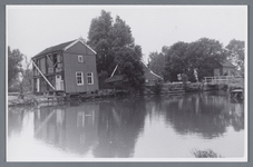 WAT002001985 Rechts: brug Bartelsluis. Links het huis van de familie van der Pal. Rechts daarvan het huis van Gerrit de Wit.