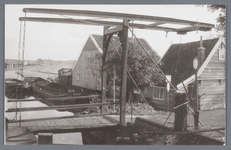 WAT002001986 Buurtschap Bartelsluis met dekschuiten van Van Gelder papierfabriek.Midden: het huis van de familie van ...