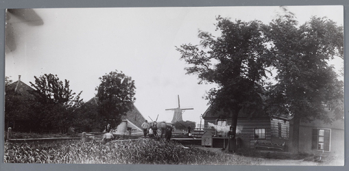 WAT002002015 Buurtschap de Bartelsluis.Met in het midden; molen 'De Wandelaar'.Rechts: houten sluiswachterswoning.