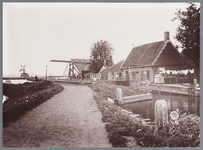 WAT002002023 Bartelsluis met houten sluishuis, later van steen ( na 1890) Links achter: doppenmolen 'Het Vliegend Hert ...