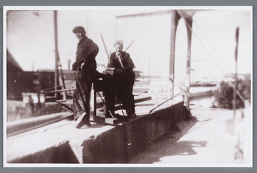 WAT002002029 De Bartelsluis.Foto v.l.n.r. Nicolaas (Nic) Oudt en sluiswachter Piet Kleij sr. (die later naar Australië ging)