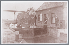 WAT002002040 Buurtschap de Bartelsluis.Met in de sluis, een boot gevuld met papier voor Papierfabriek van Gelder.