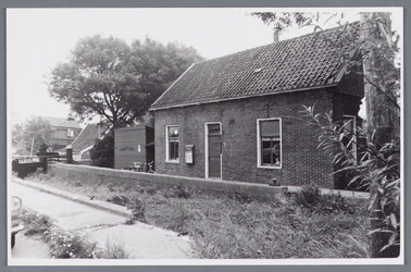 WAT002002048 Buurtschap Bartelsluis. Sluishuis, gebouwd in 1896 met daarnaast het huis van Gerrit de Wit 't Spul'.