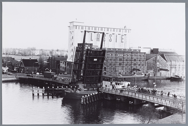 WAT002002176 Zaanbrug met rechts op de achtergrond de Lassie fabriek met v.l.n.r.; ‘Silo’ ( ook wel ‘Oslo’ genoemd, ...