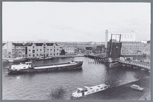 WAT002002116 De Zaanbrug met links van de brug rijstpellerij Hollandia (Bloemendaal & Laan) met pakhuis Batavia.Rechts ...