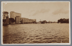 WAT002002117 De Zaanbrug, met daarachter v.l.n.r.; ‘Silo’ ( ook wel ‘Oslo’ genoemd, gebouwd in 1905), pakhuis Donau ( ...