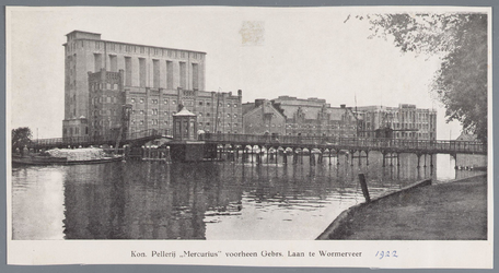 WAT002002118 De Zaanbrug, met daarachter v.l.n.r.; ‘Silo’ ( ook wel ‘Oslo’ genoemd, gebouwd in 1905), pakhuis Donau ( ...