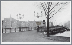WAT002002119 Zaanbrug met op de achtergrond v.r.n.l. de pakhuizen Batavia en Saigon van rijstpellerij Hollandia ...