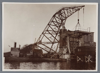 WAT002002125 Vernieuwing van de Zaanbrug, door middel van een hijskraan op een ponton.Bovendeel van de brug word geplaatst.