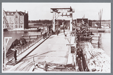WAT002002128 Zaanbrug met nieuw aangelegd betonnen weg van 1938, met links op de achtergrond rijstpellerij Batavia.