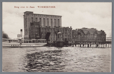 WAT002002146 De Zaanbrug, met daarachter v.l.n.r.; ‘Silo’ ( ook wel ‘Oslo’ genoemd, gebouwd in 1905), pakhuis Donau ( ...