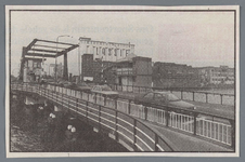 WAT002002149 Kranteknipsel met nieuwe Zaanbrug, rechts van de brug zien we ‘Silo’ ( ook wel ‘Oslo’ genoemd, gebouwd in ...