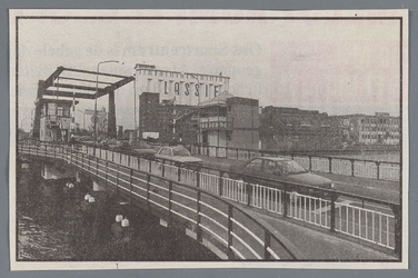 WAT002002149 Kranteknipsel met nieuwe Zaanbrug, rechts van de brug zien we ‘Silo’ ( ook wel ‘Oslo’ genoemd, gebouwd in ...