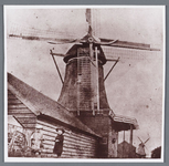 wat002002228 Cacaomolen ''De Moriaan'' met rechts daarvan, molen '' Het Fortuin'' Achtergrondinformatie; Stellingmolen ...