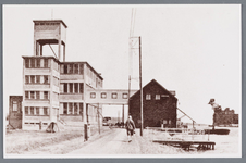 WAT002002229 Cacaofabriek De Moriaan (gebouwd in 1920) richting Bartelsluis en rechts Zeepziederij ''De Adelaar'' van ...