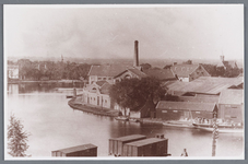 WAT002002316 Zaanbocht met rechts Stoomoliefabriek ‘’De Liefde’’ van Simon Prins.De fabriek werd in 1852 in gebruik ...